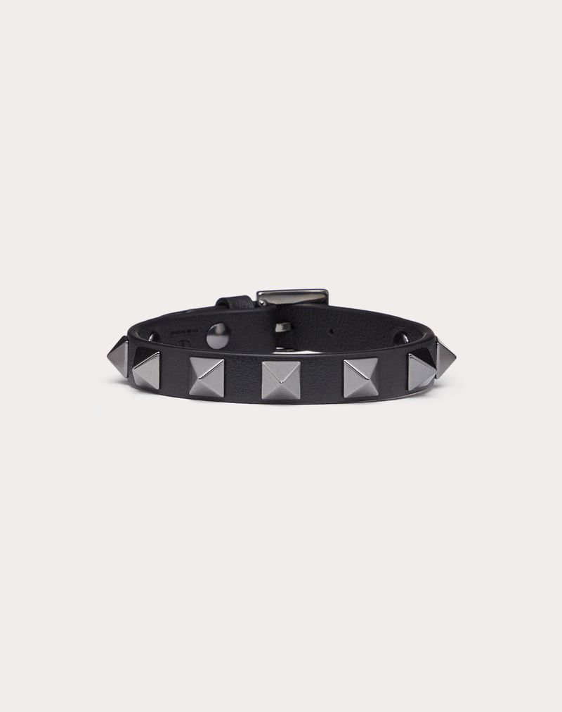 Pulseira Rockstud em couro com tachas em acabamento paládio.