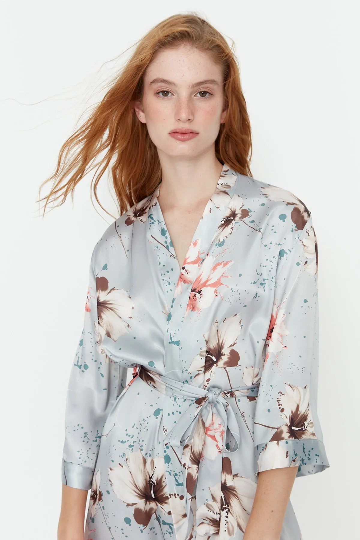 Trendyol Collection  Grauer Morgenmantel aus gewebtem Satin mit Blumenmuster und Gürtel THMSS21SB0005