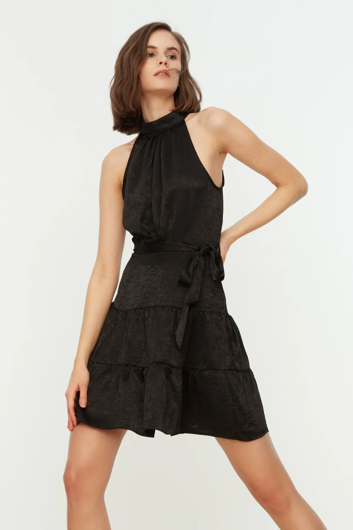 Trendyol Collection  Schwarzes Mini-Webkleid mit Gürtel TWOSS20EL2490