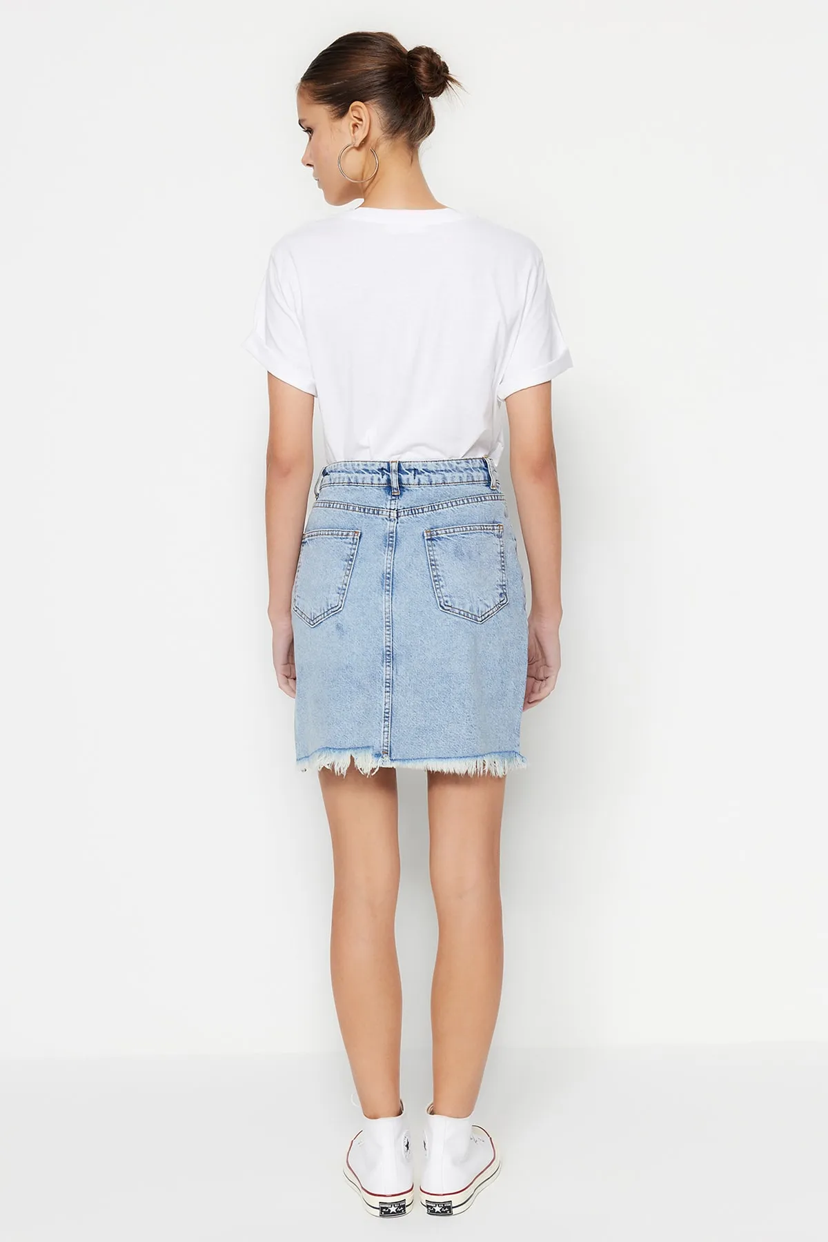 Trendyol Collection  Hellblauer zerrissener Jeansrock TWOSS23ET00287