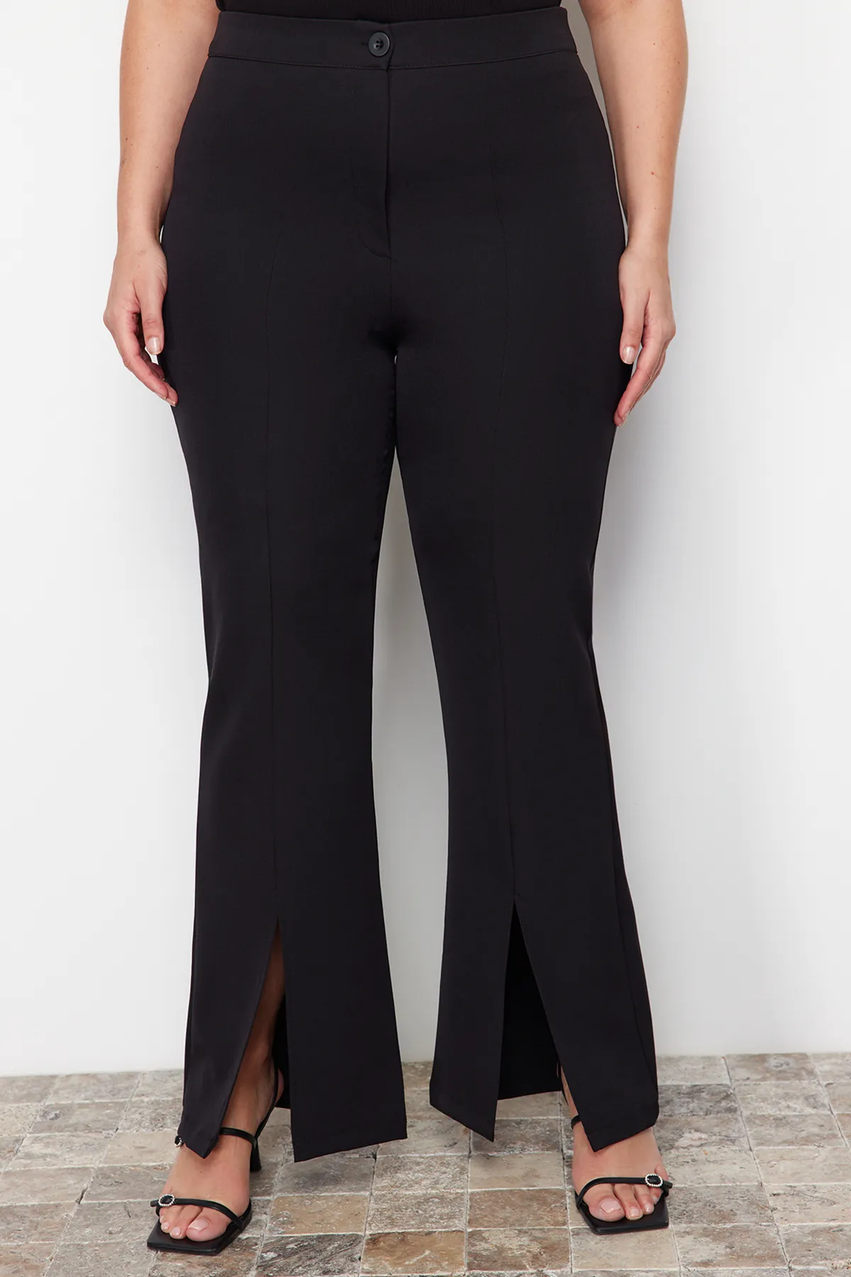 Trendyol Curve  Schwarze gewebte Hose mit weitem Bein und Schlitzdetail TBBAW23AR00008