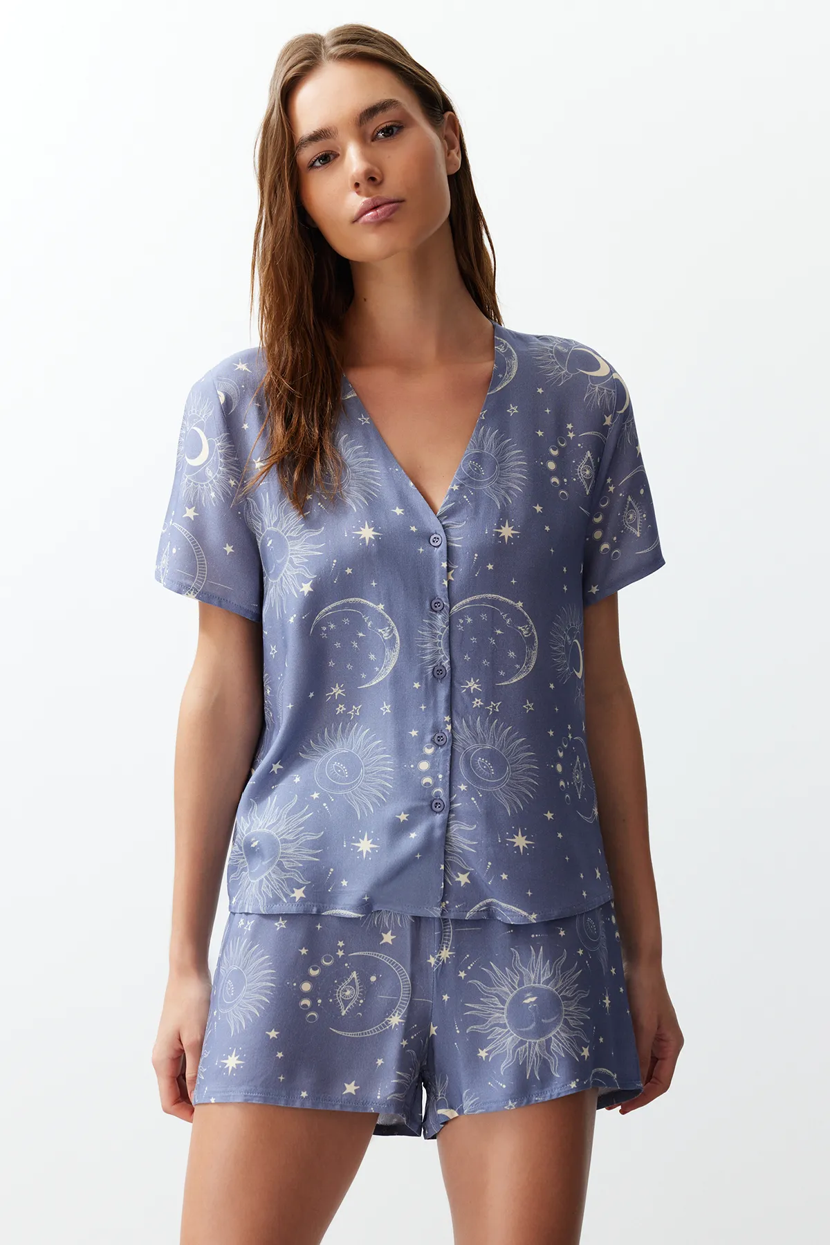 Trendyol Collection  Pyjama-Set aus Viskosegewebe mit blauem Galaxie-Muster für Damen THMSS24PT00135