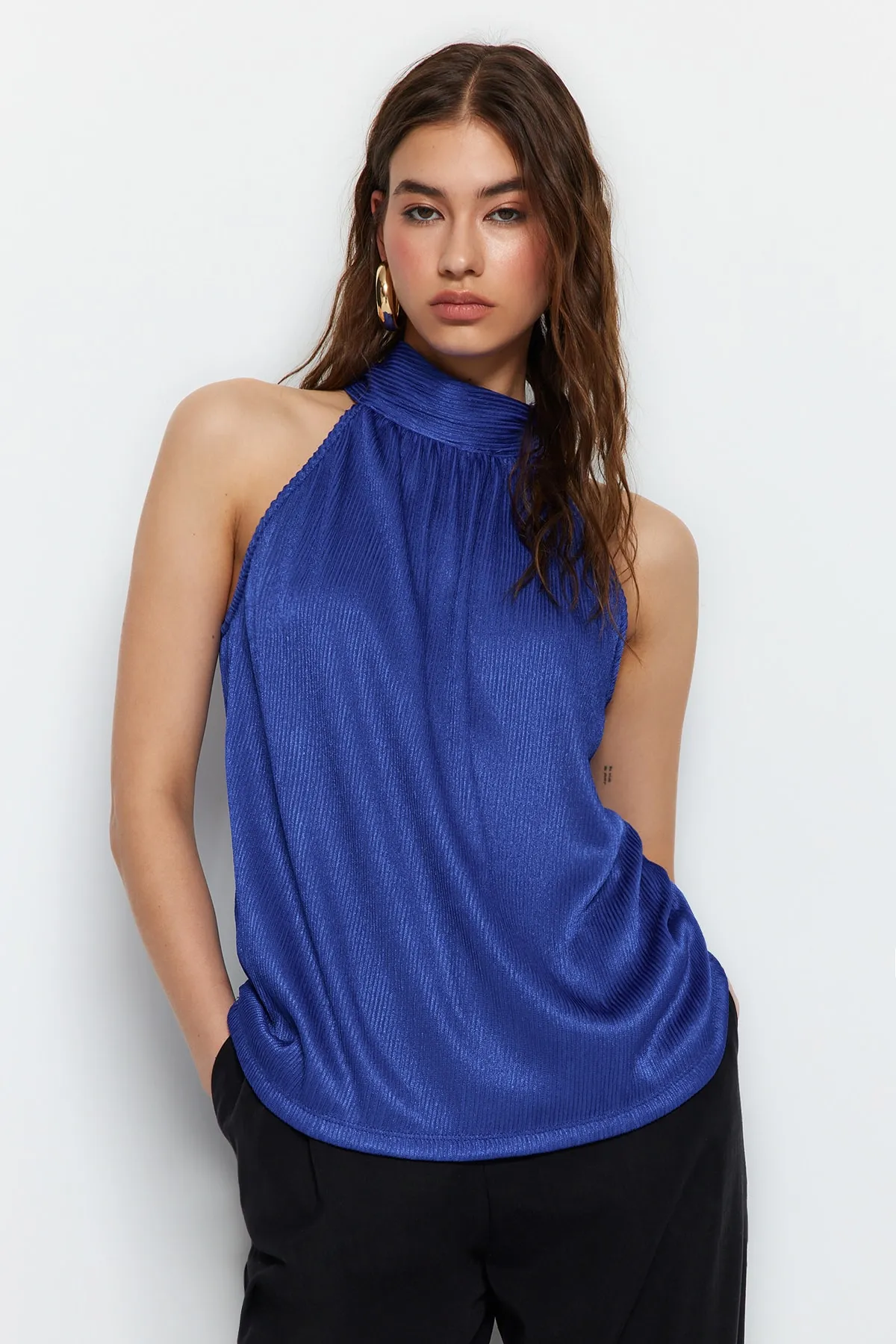 Trendyol Collection  Saks Plissierte Strickbluse mit hohem Kragen TWOSS23BZ00952