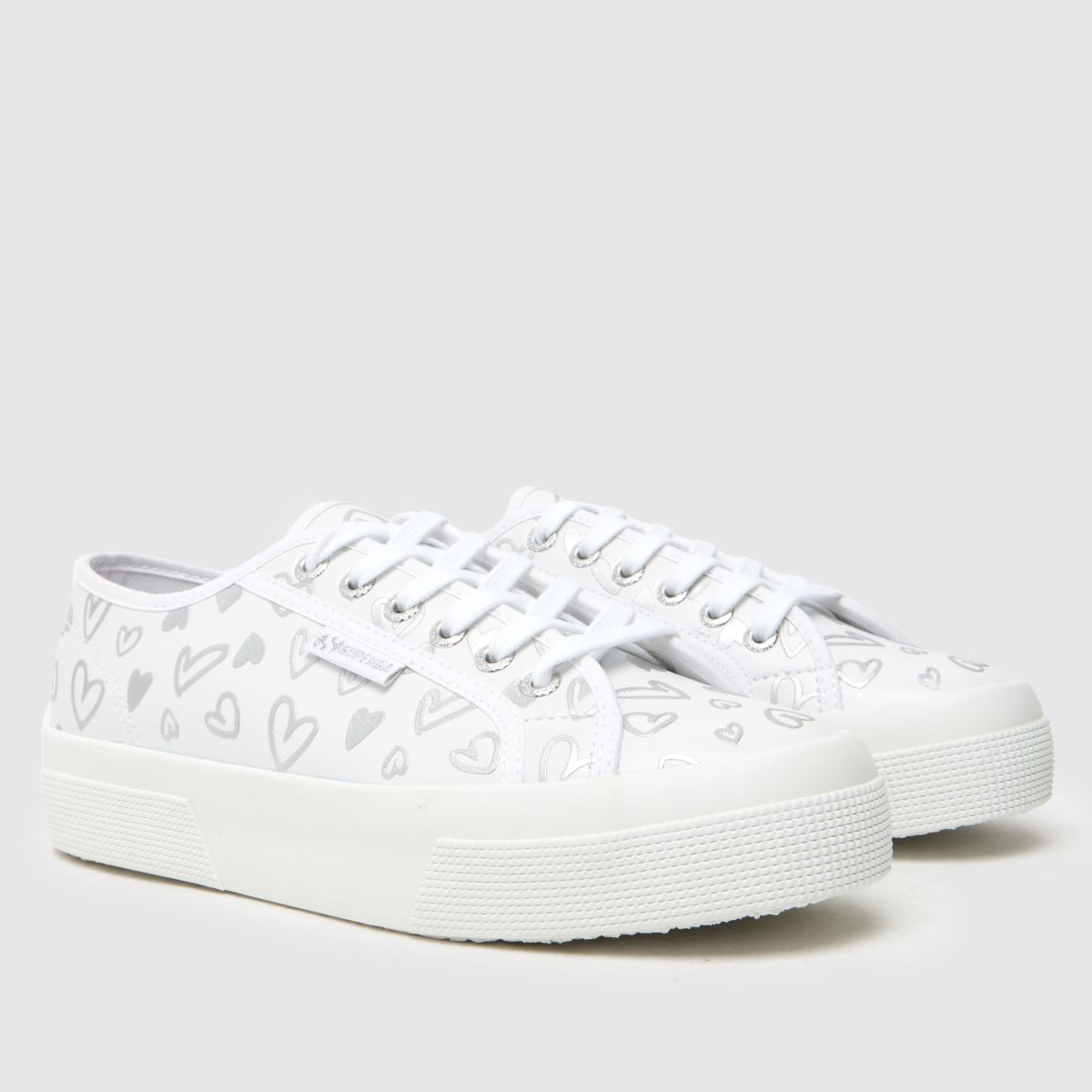 Superga 2740 platåskor med hjärtmönster i vitt och silver
