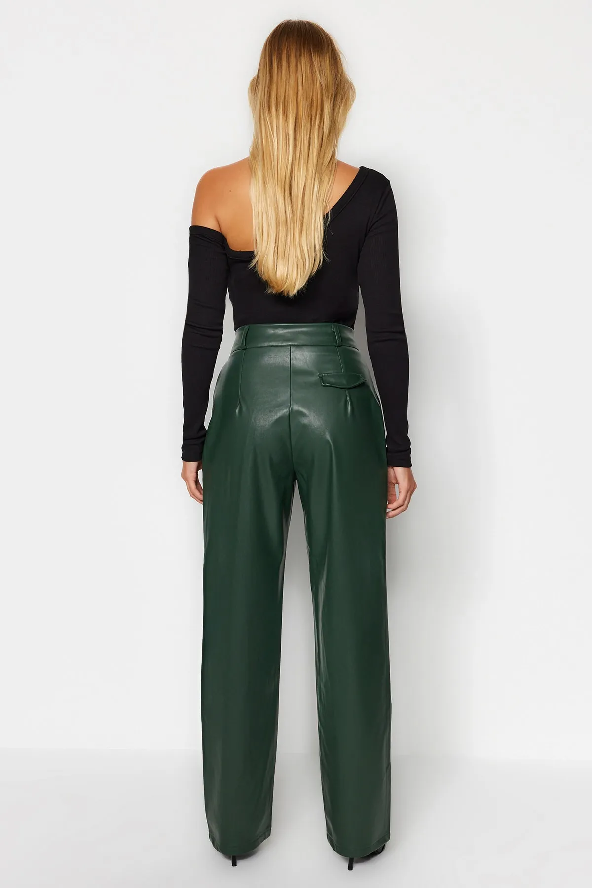 Trendyol Collection  Dunkelgrüne, gerade geschnittene Webhose aus Kunstleder TWOAW24PL00053
