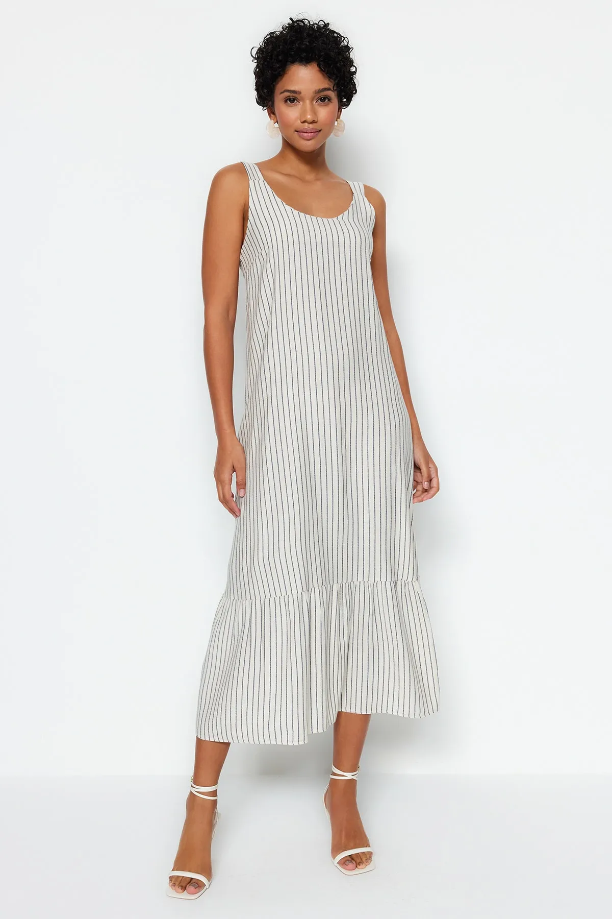Trendyol Collection  Ecru gestreiftes, bequem geschnittenes Webkleid TWOSS23EL02346
