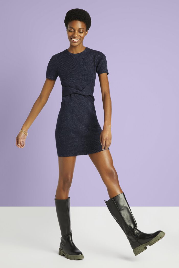 Geripptes Metallic-Kleid mit Twist-Effekt