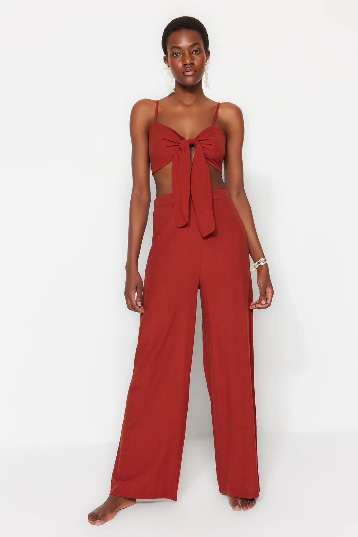 Trendyol Collection  Brauner gewebter Blusen-Hosenanzug mit Krawatte TBESS22AU0108