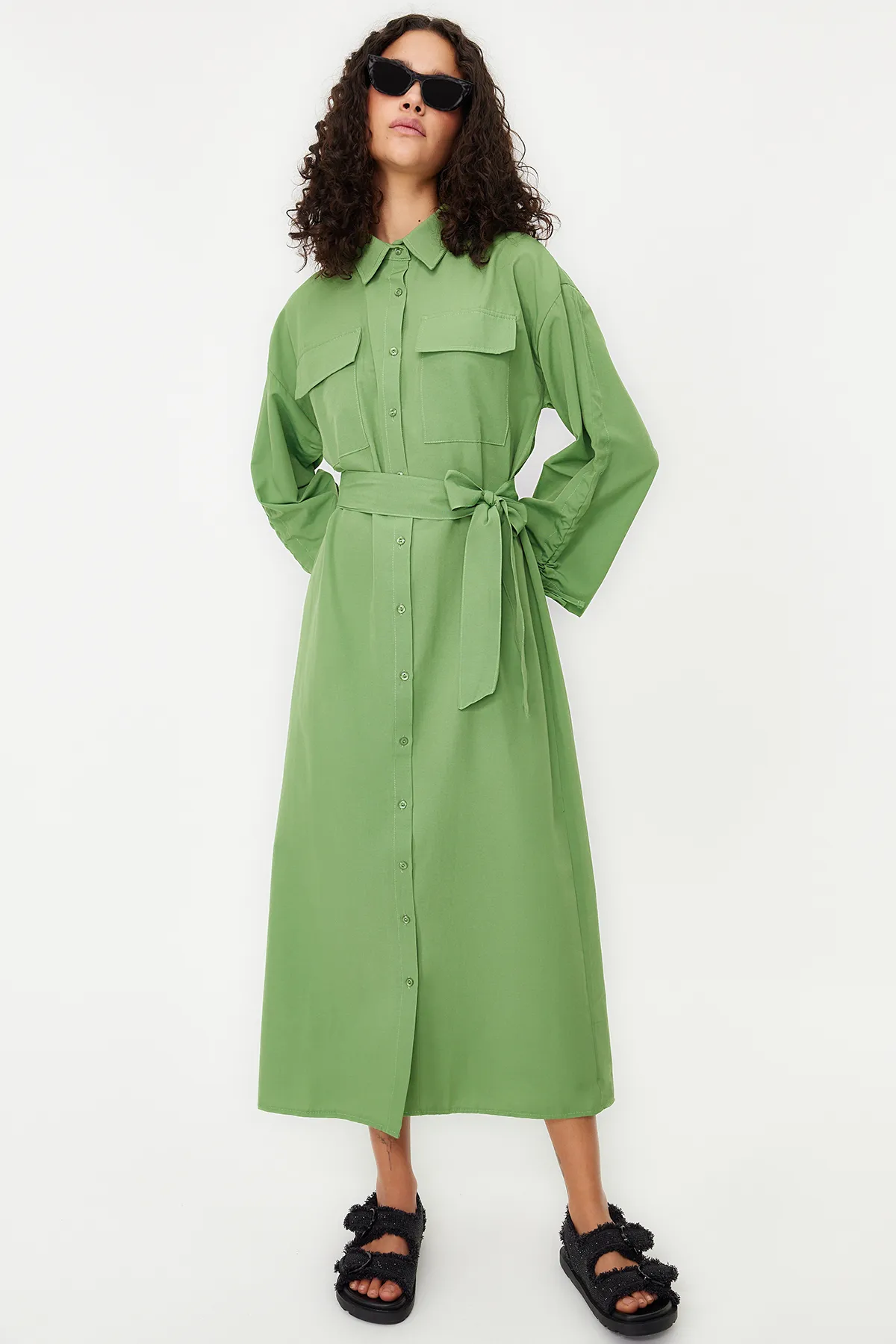 Trendyol Modest  Khakifarbenes, verstellbares, detailliertes Hemdkleid aus Baumwollgewebe mit Gürtelärmeln TCTSS23EB00365