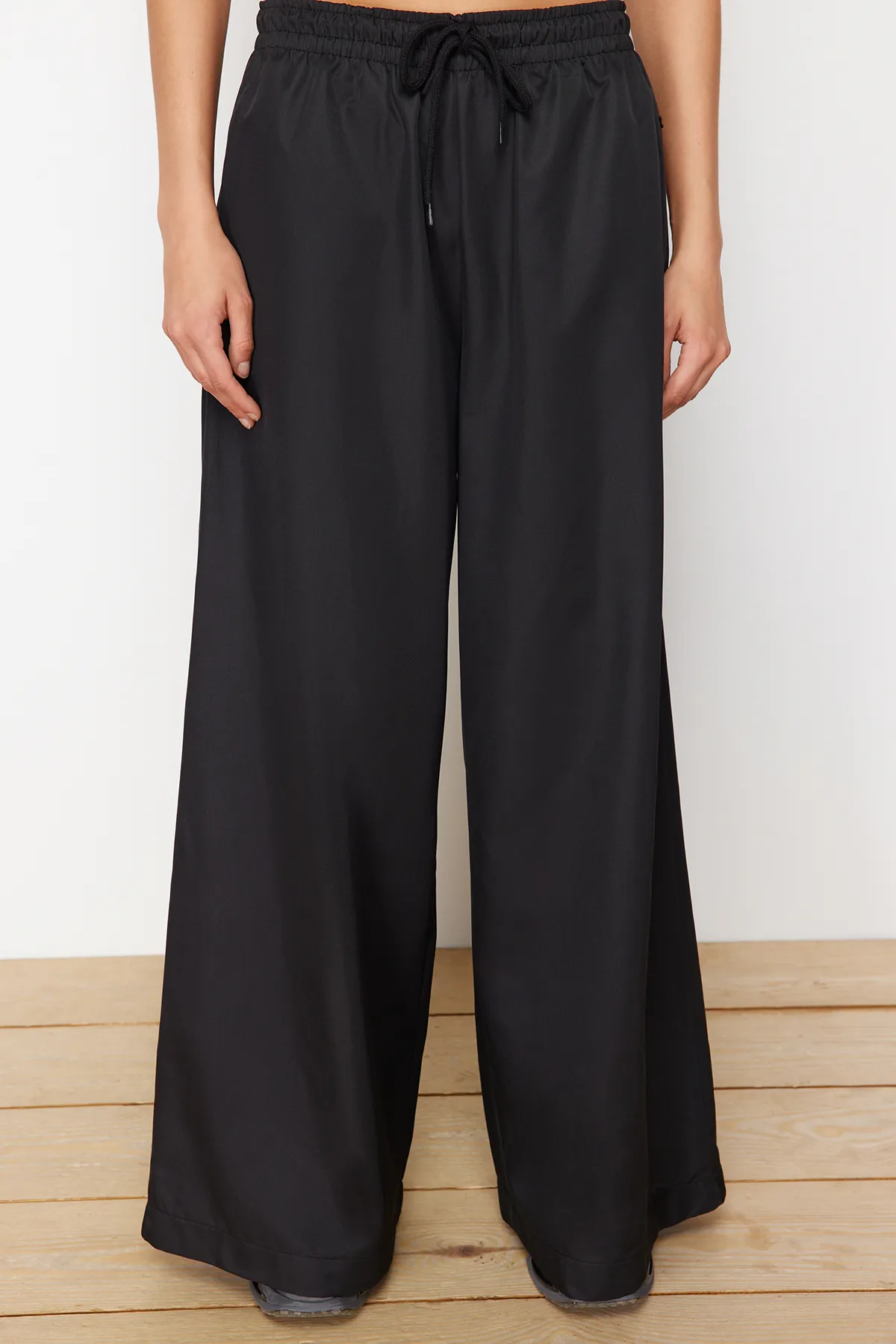 Trendyol Collection  Schwarze gestrickte Sport-Jogginghose aus Fallschirmstoff THMSS24EA00004