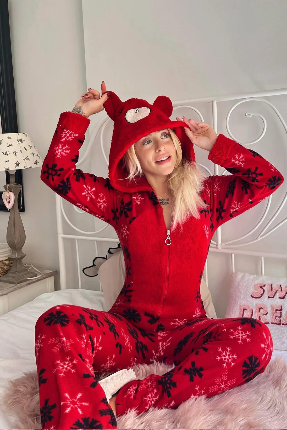 Pijamaevi  Damen-Overall-Pyjama aus Fleece-Plüsch mit rotem Schneeflockenmuster