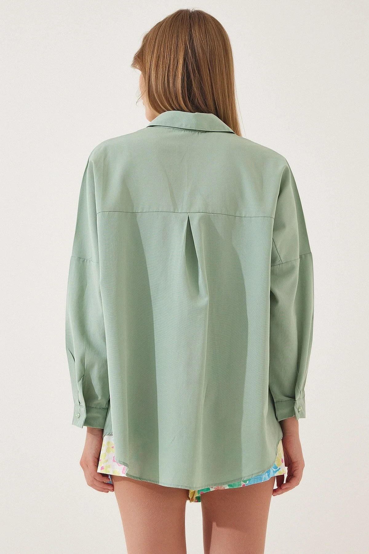 Happiness İstanbul  Hellgrünes, langes Oversize-Basic-Shirt für Damen DD00842