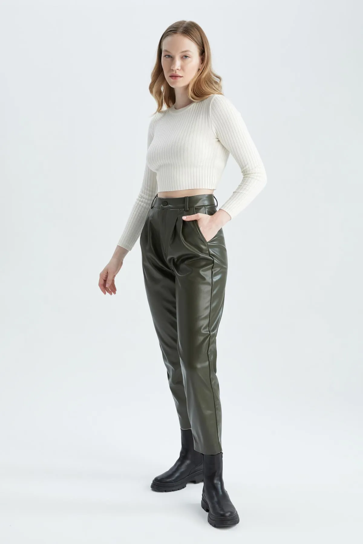 DeFacto  Karottenhose aus Kunstleder mit Taschen und Taschen