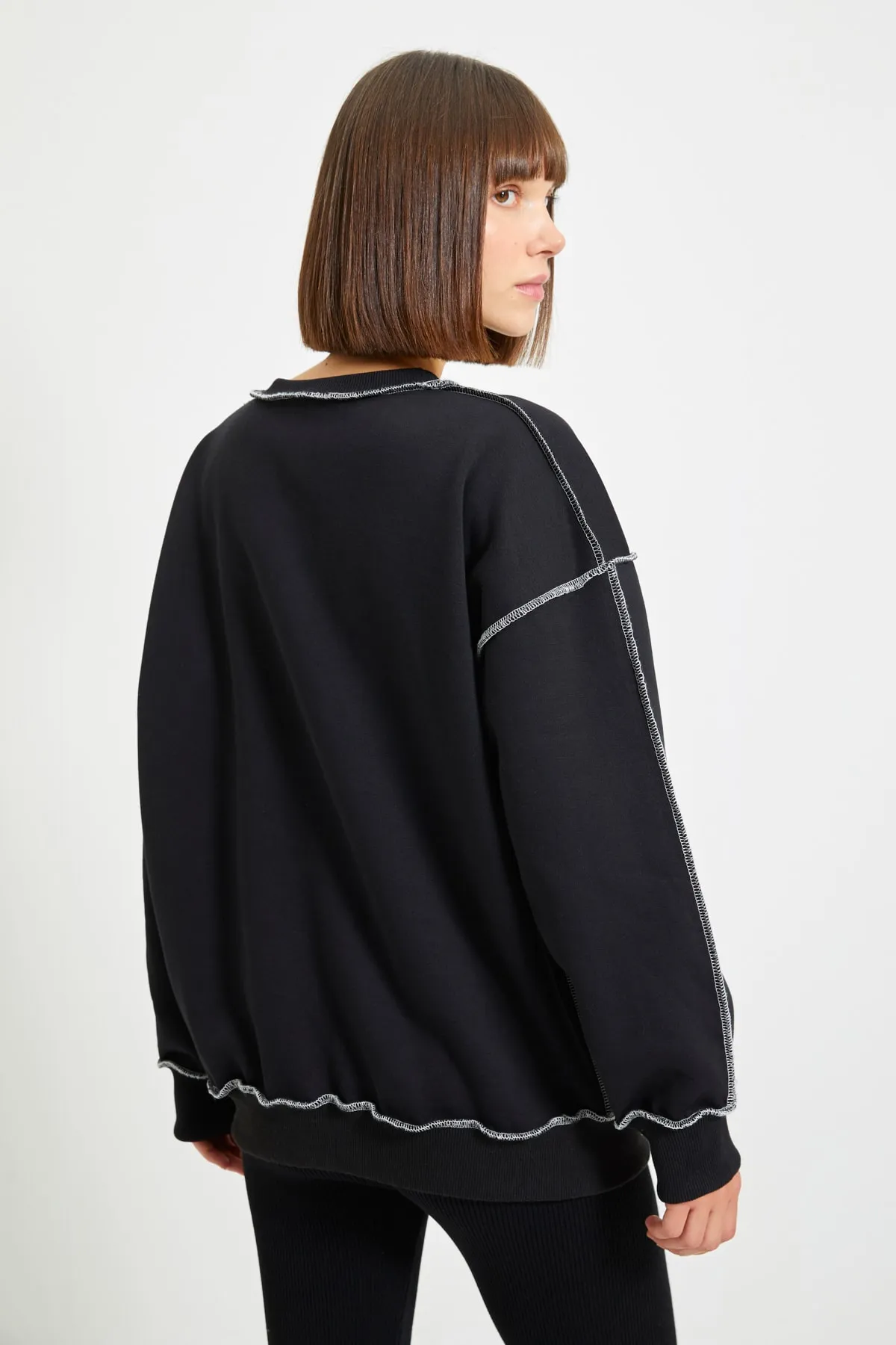 Trendyol Collection  Schwarzes Regular/Normal Fit Baumwoll-Sweatshirt mit dickem Fleece-Innenfutter TWOAW22SW0267