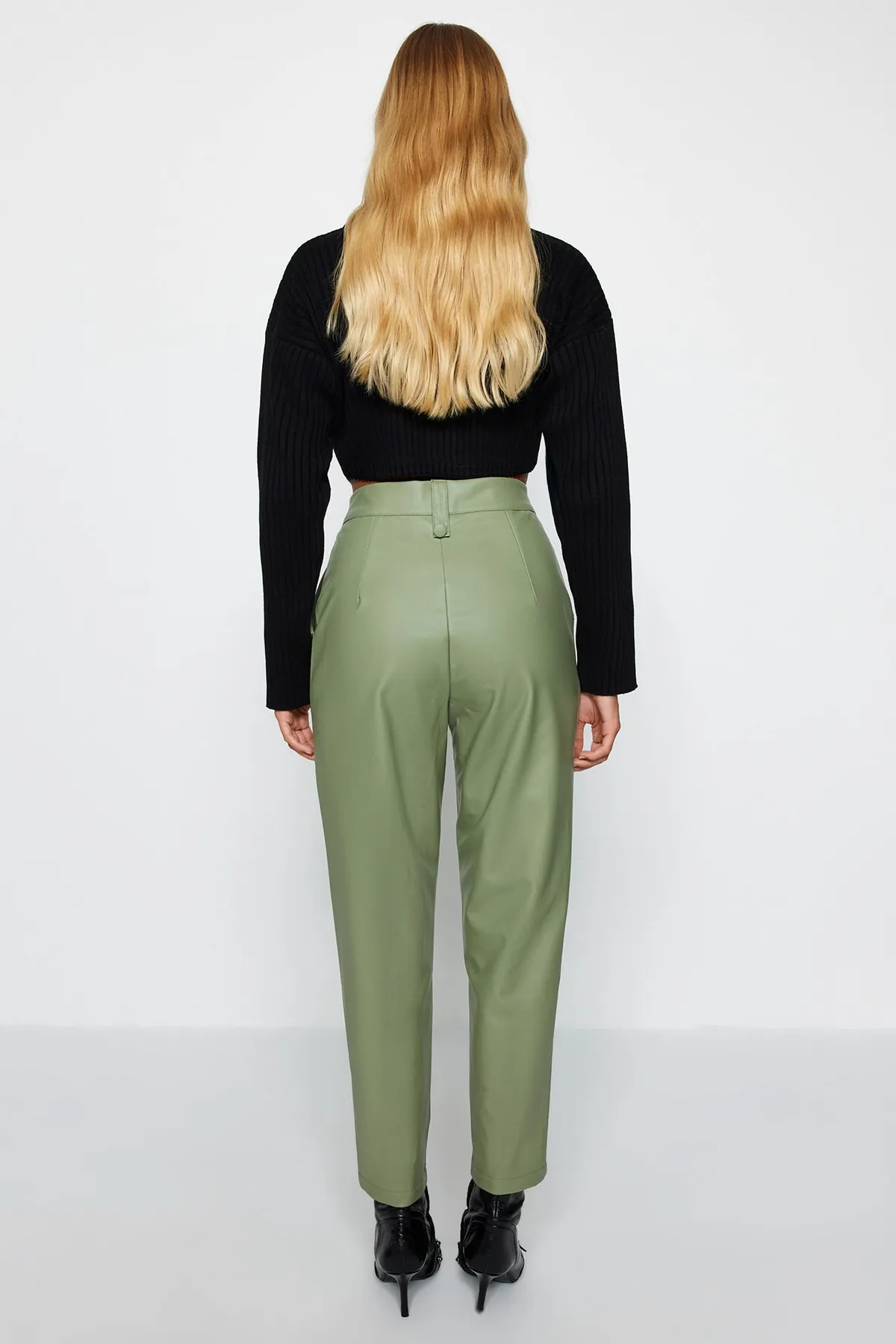 Trendyol Collection  Grüne Karottenhose aus gewebtem Kunstleder mit Knopfleiste vorne TWOAW22PL0083