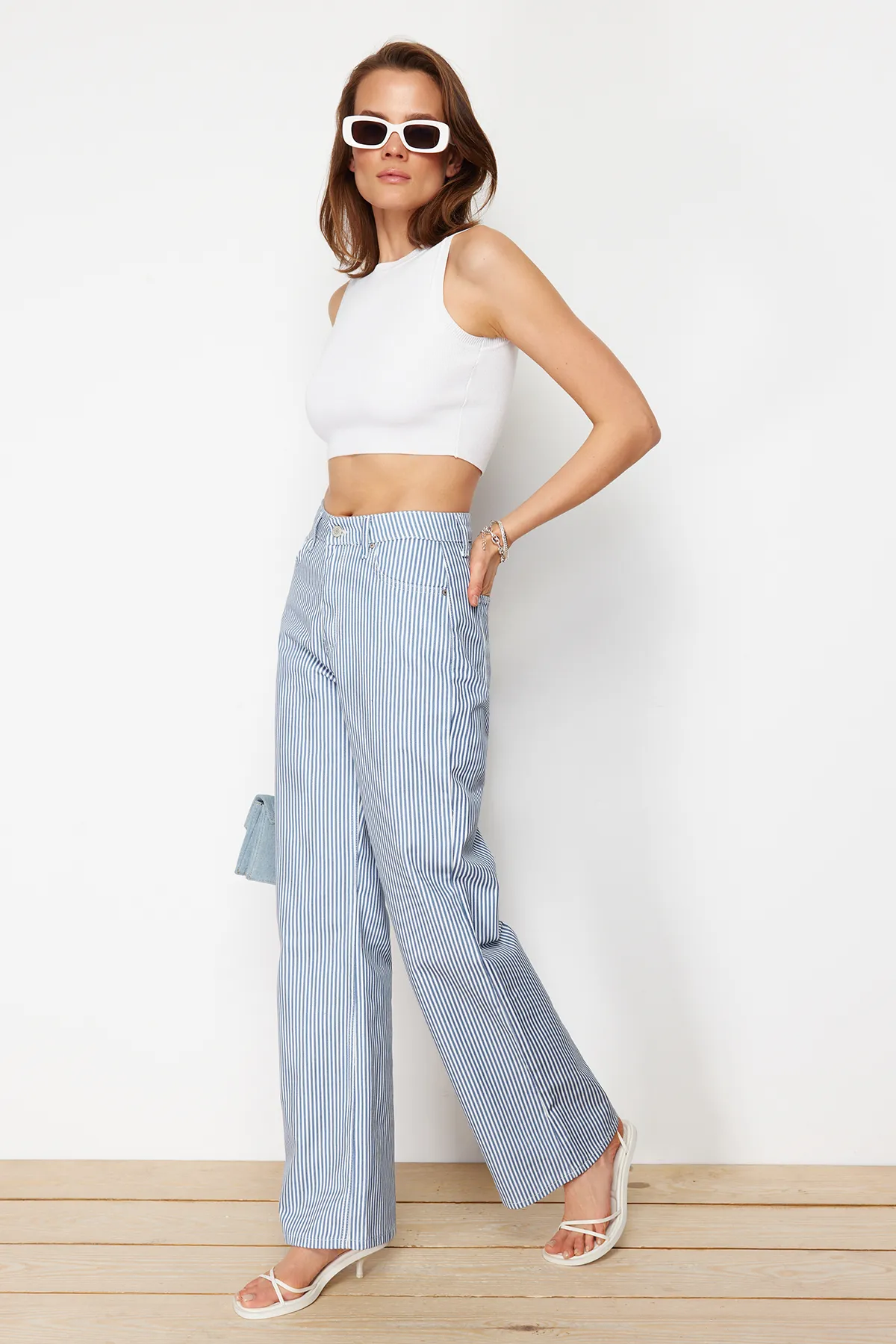 Trendyol Collection  Blau gestreifte Jeans mit hoher Taille und extra weitem Bein TWOSS24JE00256