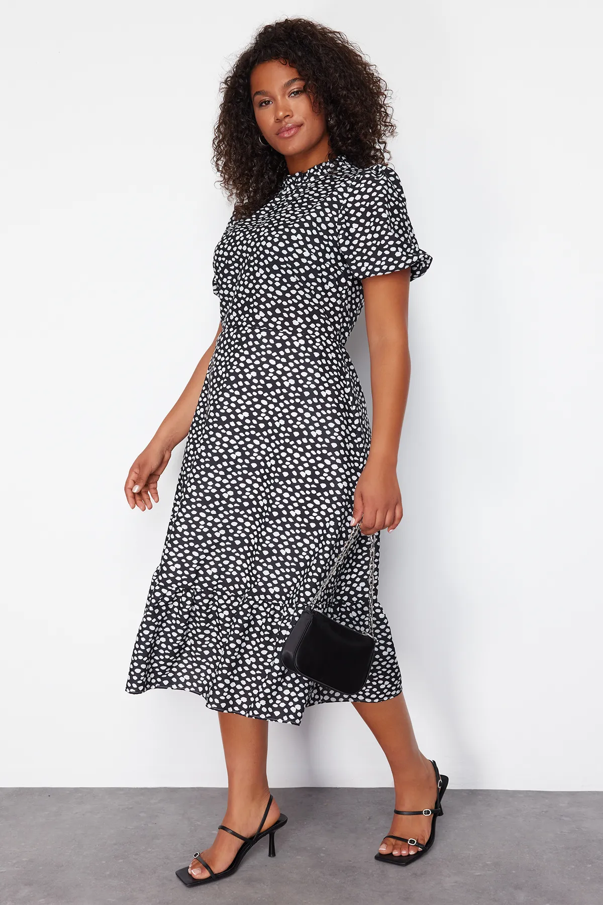 Trendyol Curve  Schwarzes gewebtes Kleid mit Stehkragen und Tiermuster TBBSS24AH00135