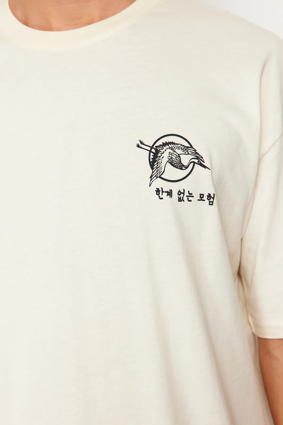 Trendyol Collection  Stone Oversize/Weit geschnittenes, kurzärmliges T-Shirt aus 100 % Baumwolle mit Fernost-Print TMNSS23TS00170