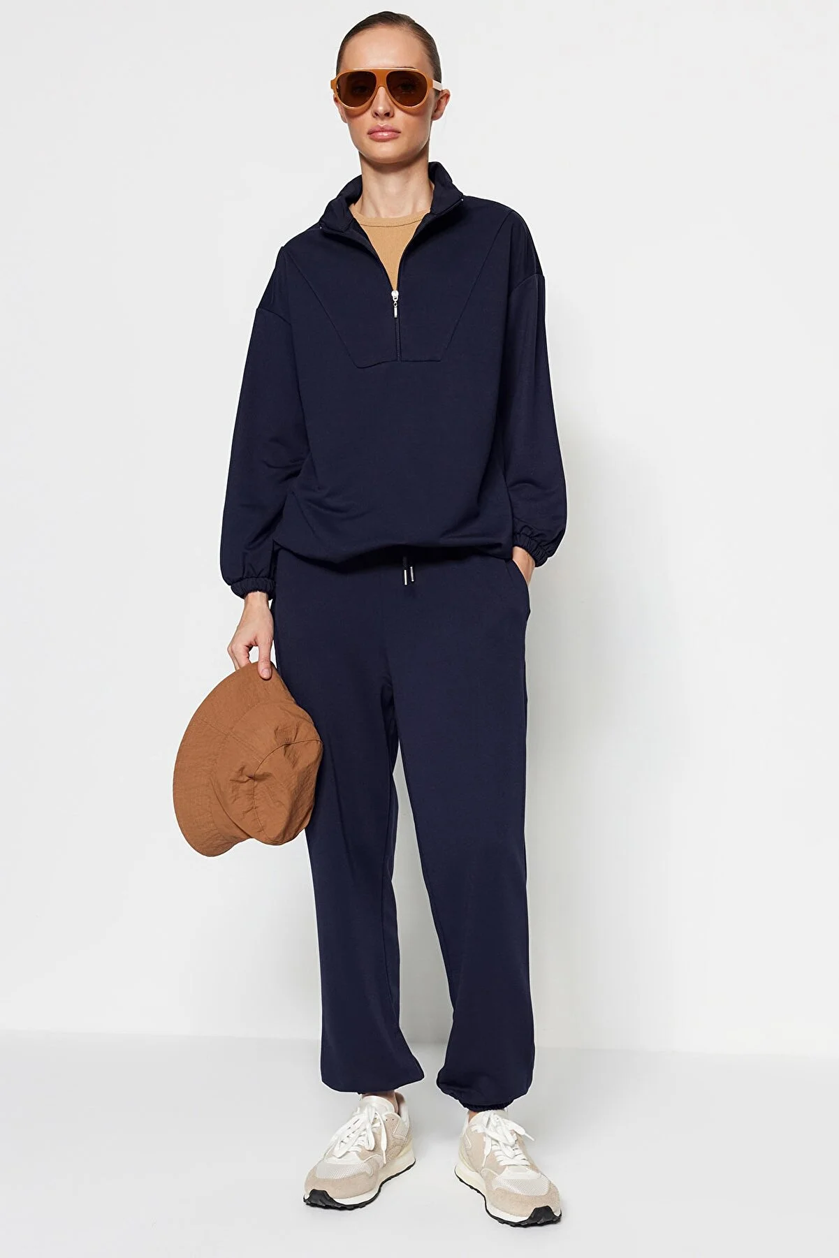 Trendyol Modest  Marineblaues Strick-Trainingsanzug-Set mit hohem Kragen und Kordelzug und Reißverschluss TCTAW22EN0051