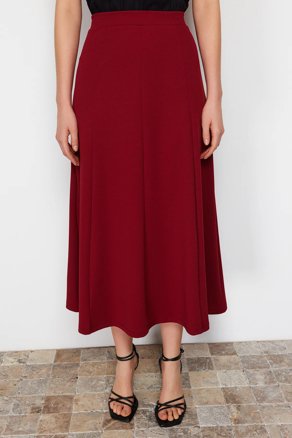 Trendyol Collection  Weinroter ausgestellter Maxi-Strickrock mit Stretch TWOSS24ET00156