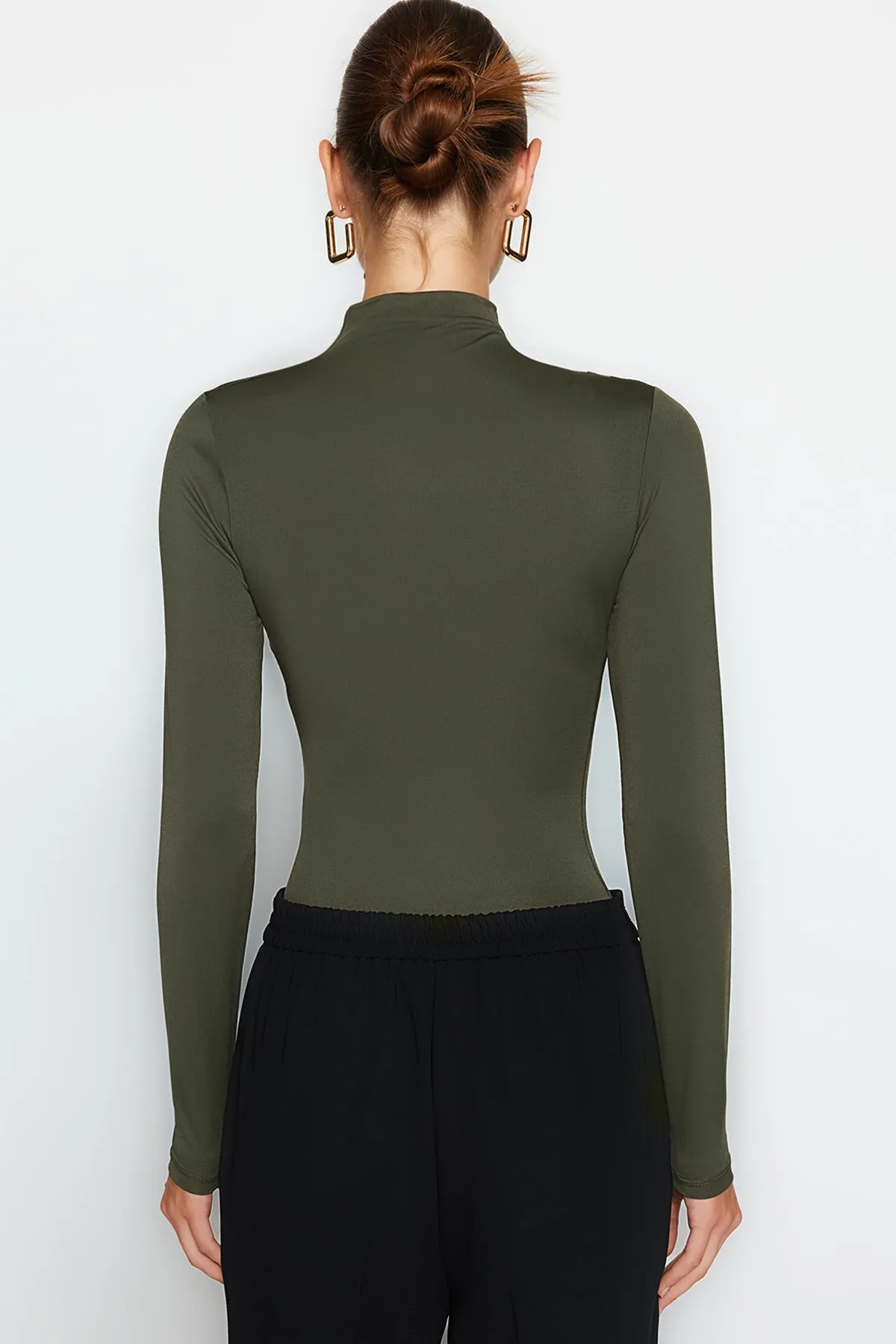 Trendyol Collection  Khakifarbener Stretch-Strickbody mit Stehkragen und Druckknöpfen, gerafftem Detail TWOAW24BD00014