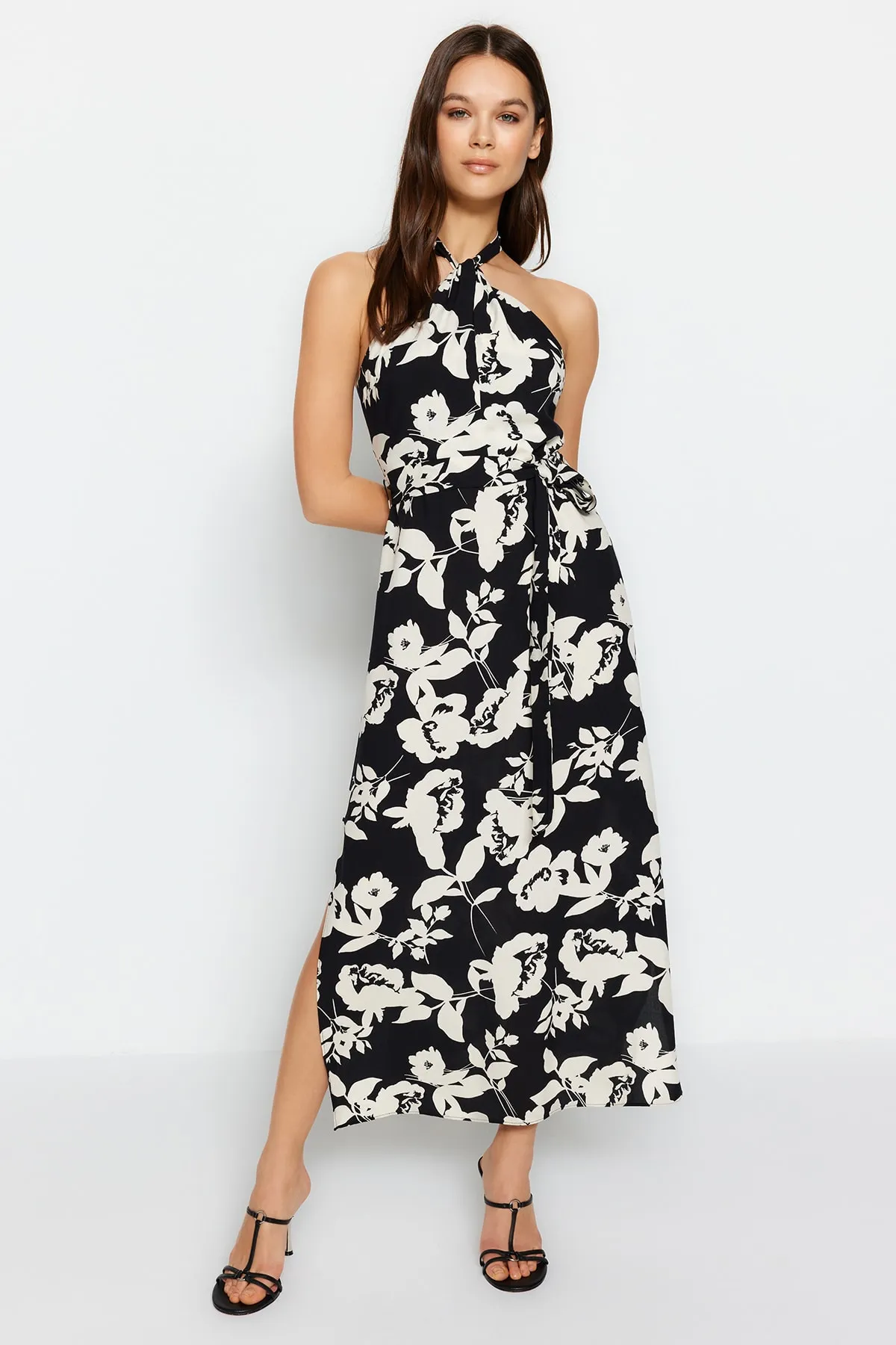 Trendyol Collection  Schwarzes, detailliertes, gewebtes Kleid mit Krawatte TWOSS23EL02125