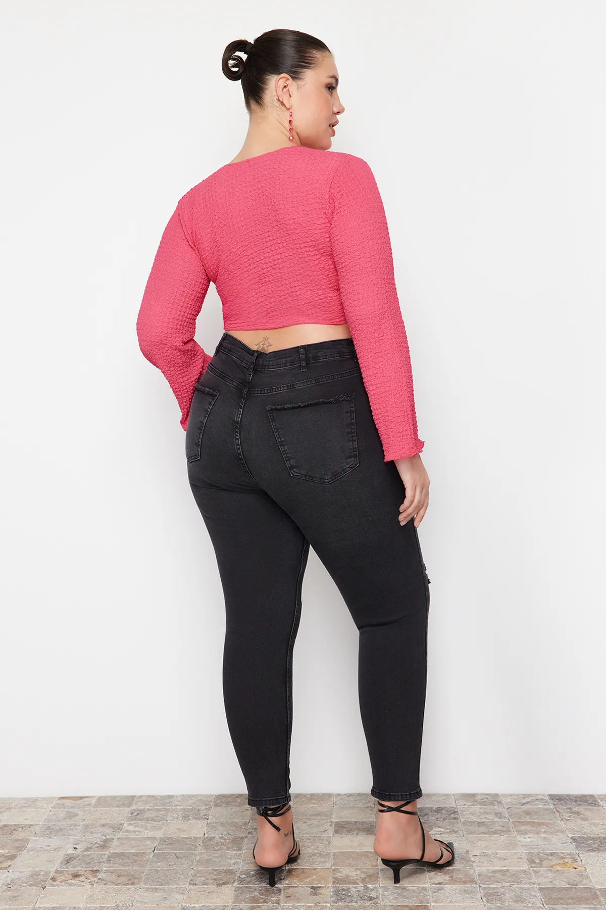 Trendyol Curve  Schwarze, dehnbare Skinny-Jeans mit hoher Taille und Destroy-Details TBBSS23CJ00014