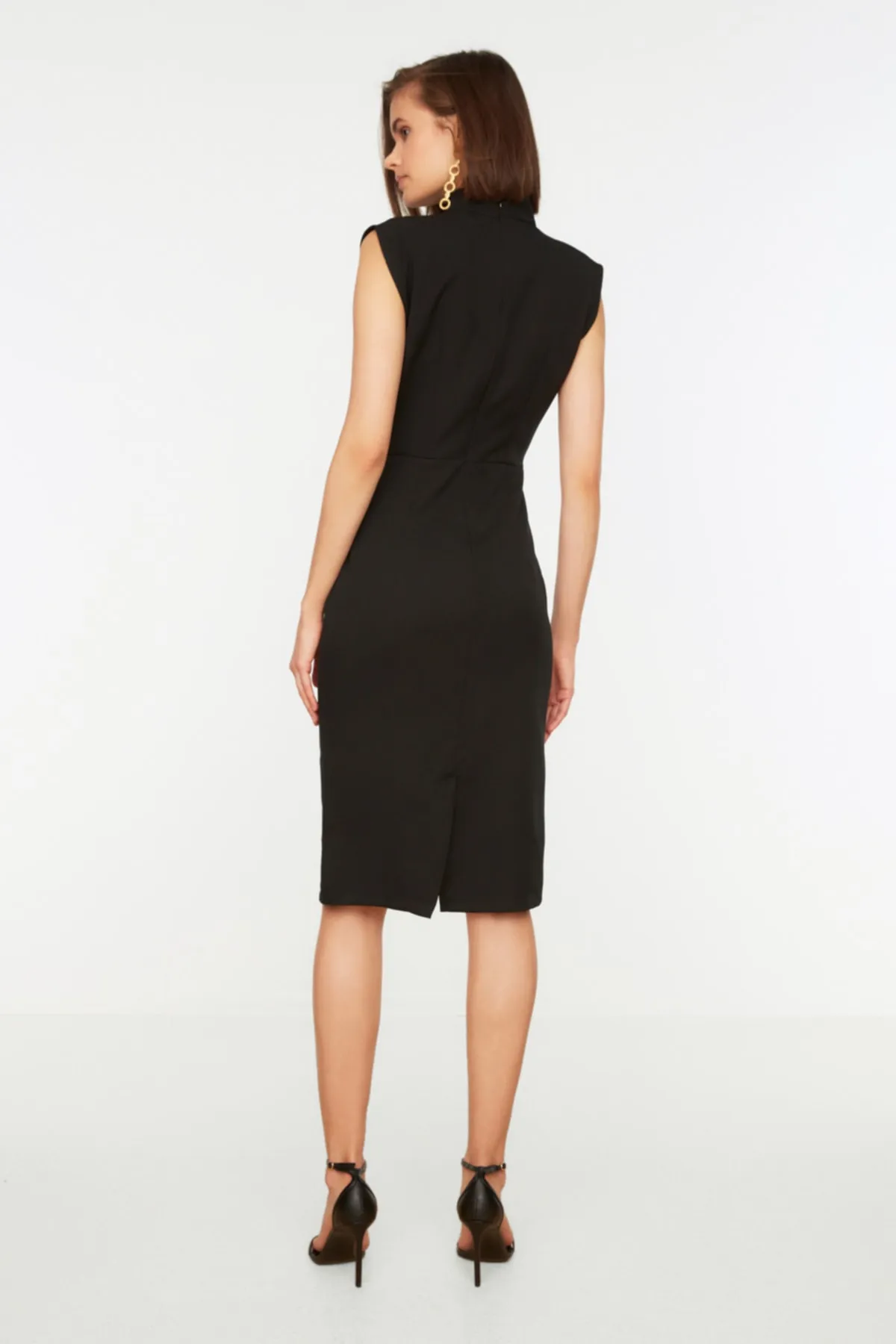 Trendyol Collection  Schwarzes, figurbetontes, gewebtes Kleid mit Stehkragen TWOAW20EL0311