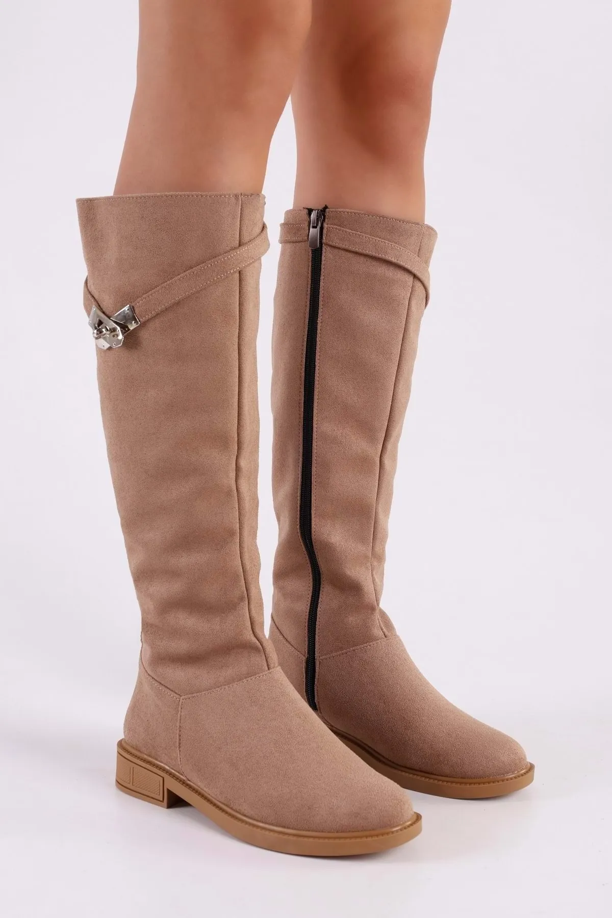 Shoeberry  Damen-Stiefel „Titan“ aus Nerz-Wildleder mit Schnalle und flachem Absatz, Nerz-Wildleder