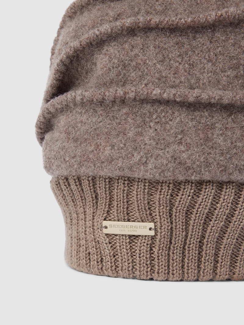 Mütze mit Zopfmuster in taupe