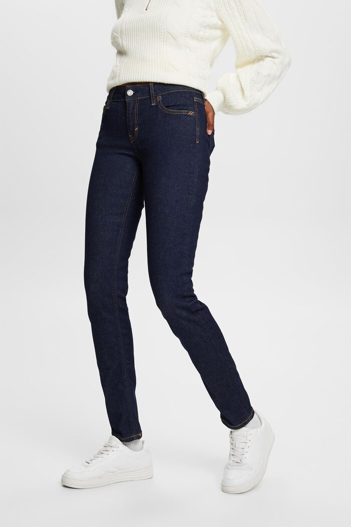 Recycelt: Schmale Jeans mit mittelhohem Bund