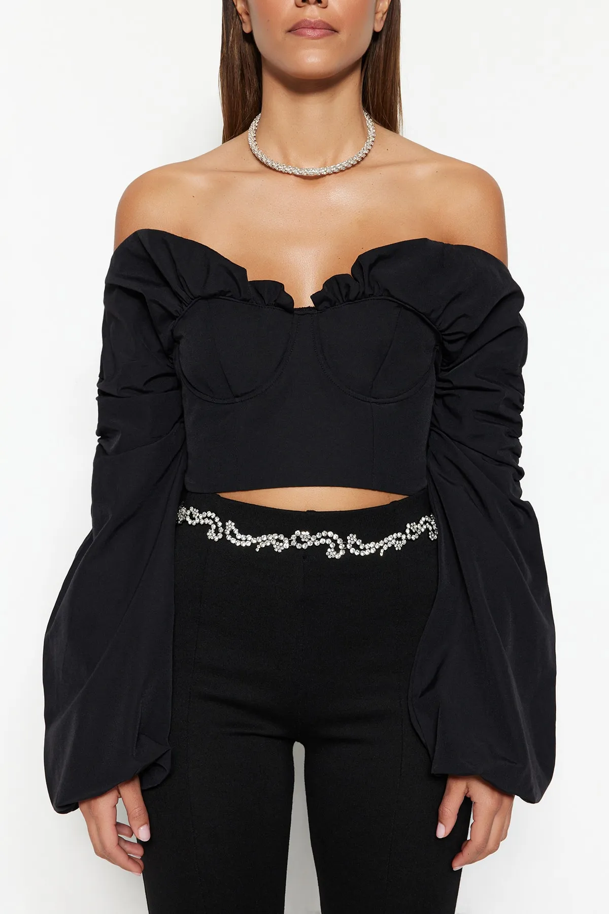 Trendyol Collection  Schwarze, kurz geschnittene, gefütterte Popeline-Bluse TPRSS23BZ00014