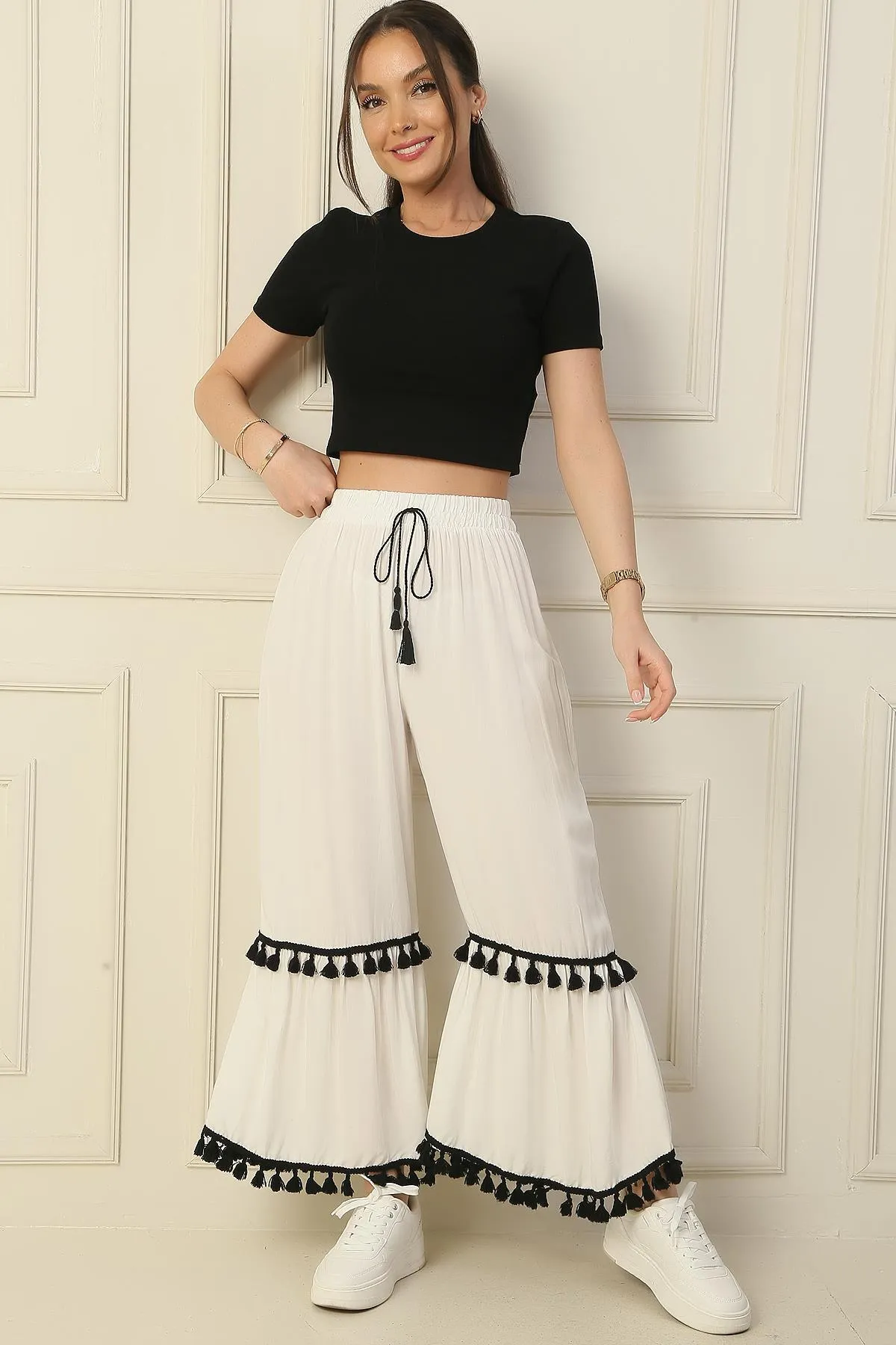 By Saygı  Palazzo-Hose mit bequemer Passform, elastischem Bund und Quastendetail