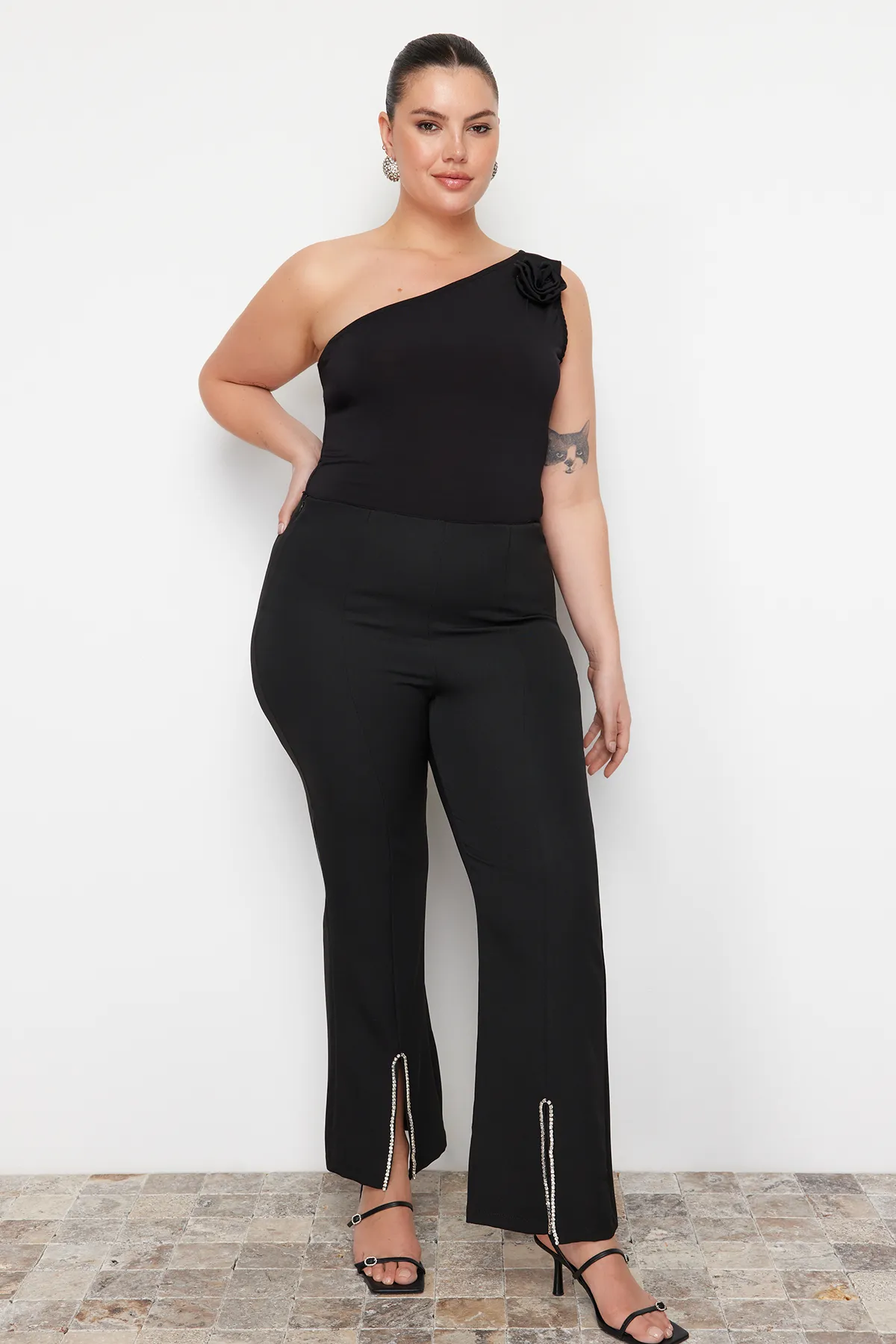 Trendyol Curve  Schwarze, mit Steinen verzierte Finike-Webhose TBBSS23AR00037