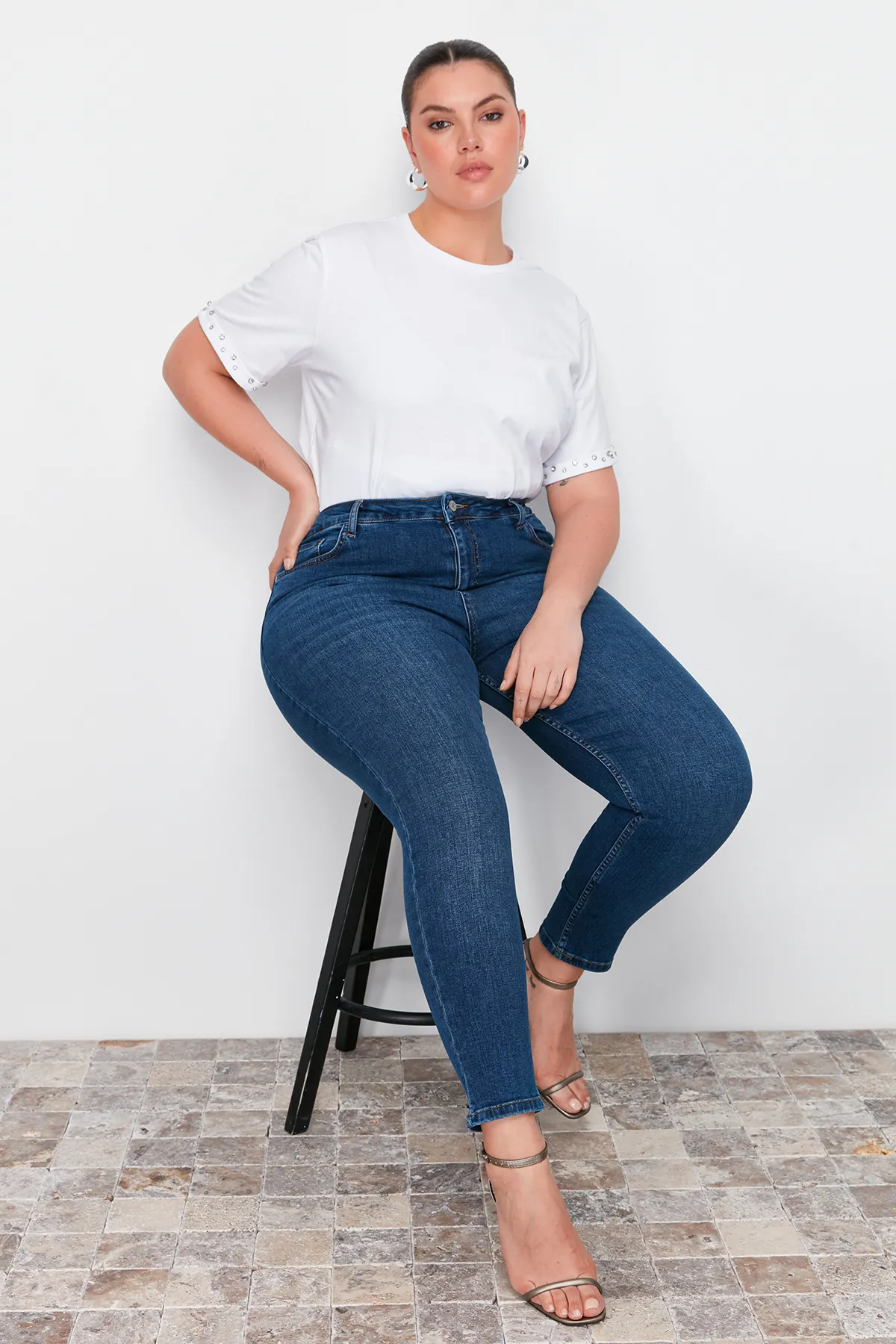 Trendyol Curve  Hellblaue, dehnbare Skinny-Jeans mit hoher Taille TBBAW23CJ00032