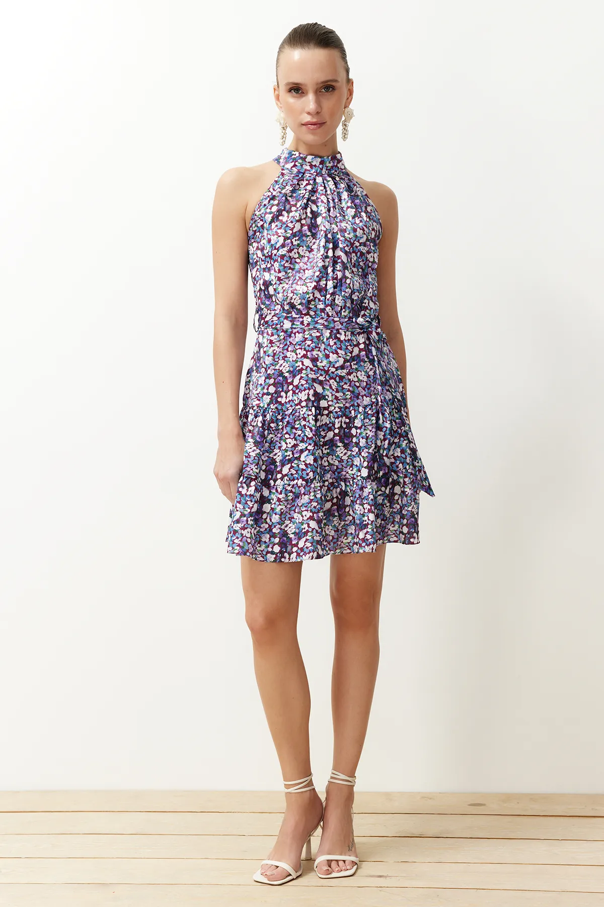 Trendyol Collection  Lilafarbenes Minikleid aus gewebtem Satin mit Blumenmuster TWOSS20EL2490