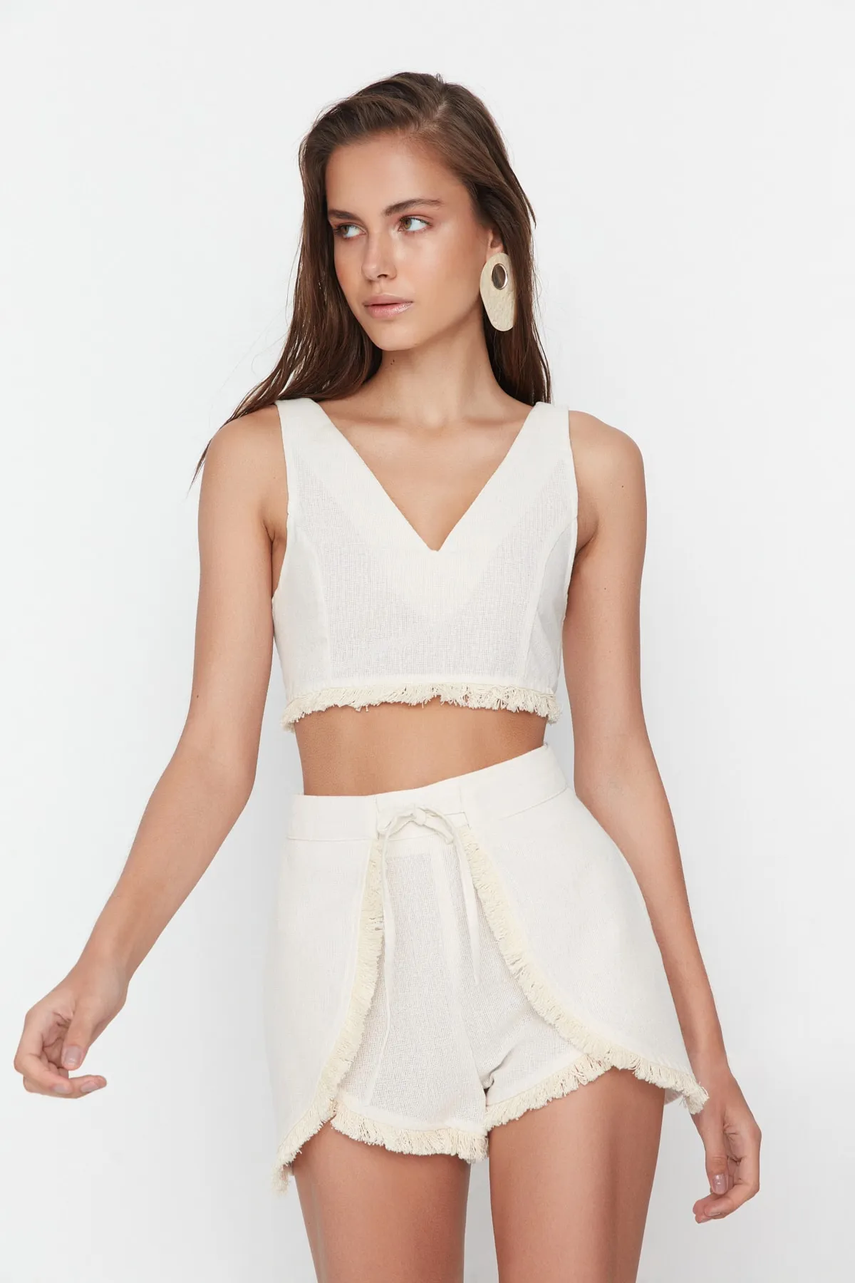 Trendyol Collection  Beige gewebtes Blusen-Shorts-Set in Leinenoptik TBESS22AU0141