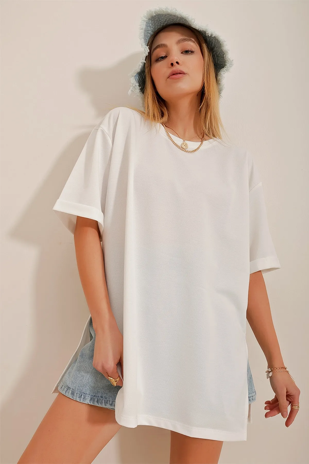 Trend Alaçatı Stili  Weißes Damen-T-Shirt mit Rundhalsausschnitt, doppelten Ärmeln, zwei Fäden und Seitenschlitzen in Übergröße ALC-X7871