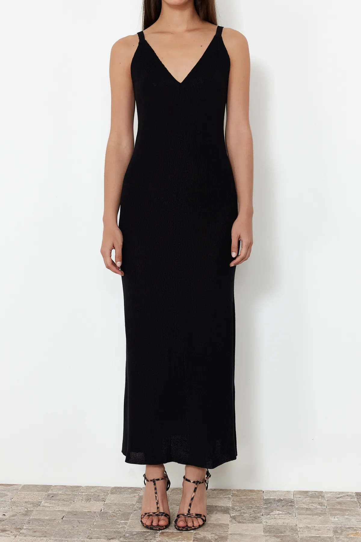 Trendyol Collection  Schwarzes Maxi-Strick-Basic-Kleid TWOSS20EL1574