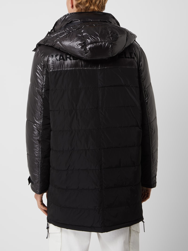 Steppjacke mit abnehmbarer Kapuze in schwarz