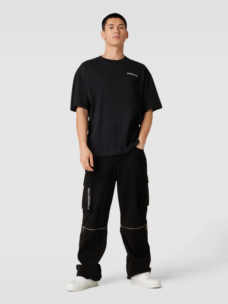 PEQUS X P&C - T-Shirt mit Label-Prints in schwarz