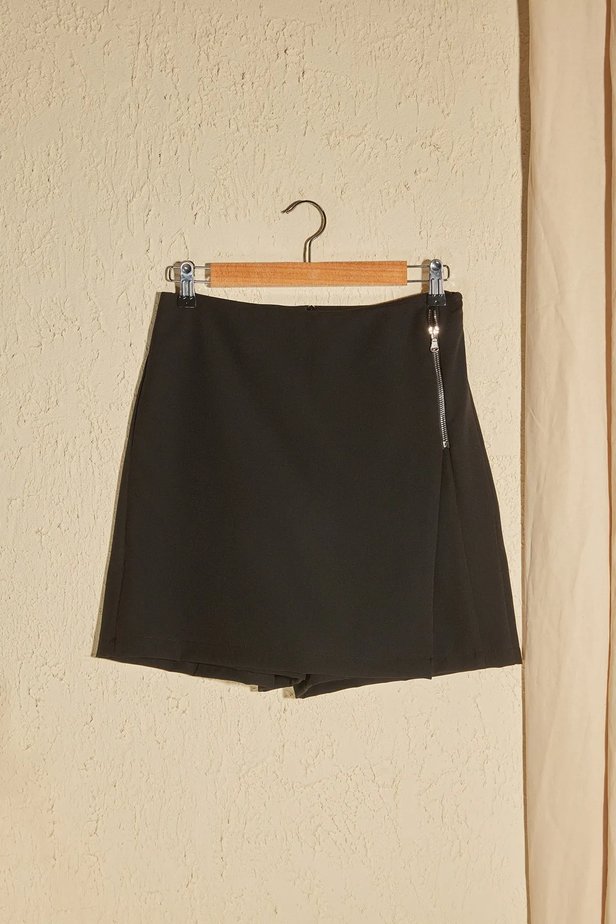 Trendyol Collection  Schwarzer, gewebter Shorts-Rock mit Reißverschluss und detaillierten Details TWOSS20SR0139