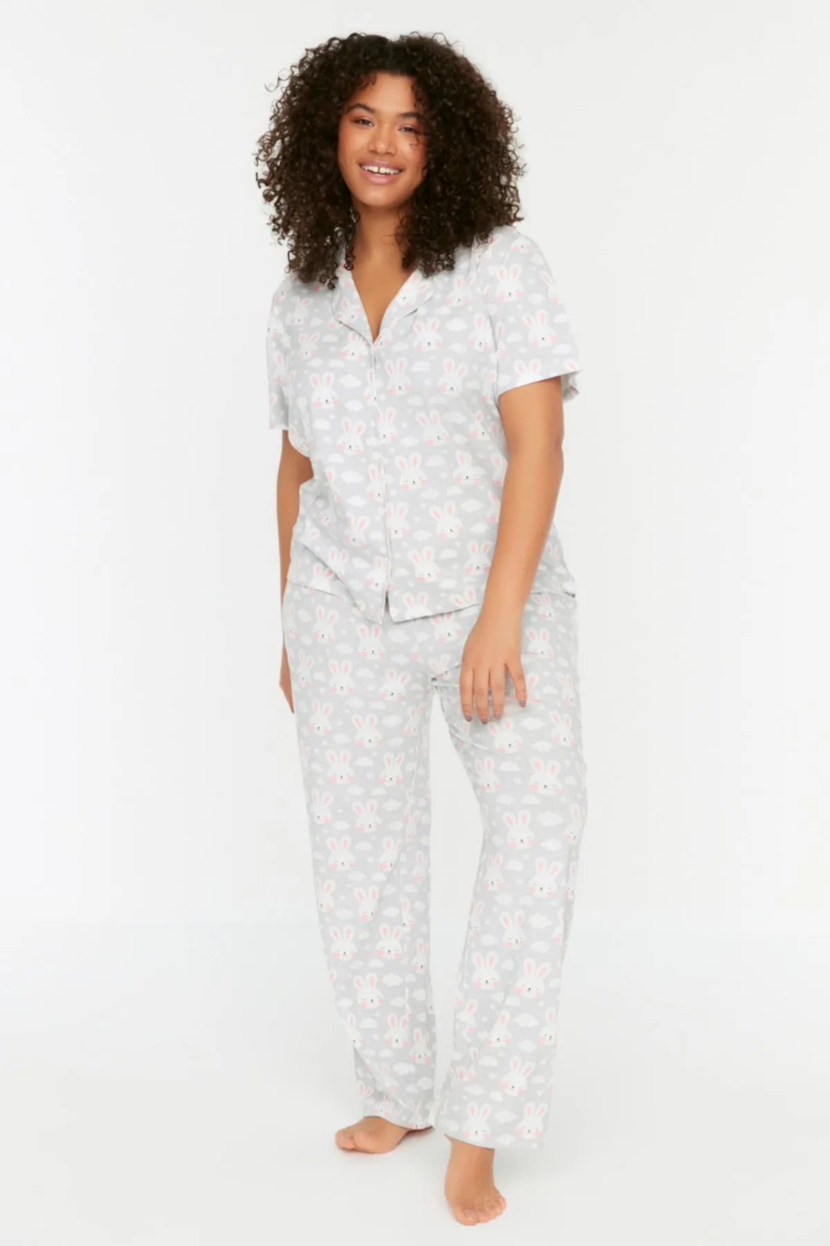 Trendyol Curve  Grau bedrucktes Pyjama-Set aus Strick mit Knöpfen TBBSS22PT0710