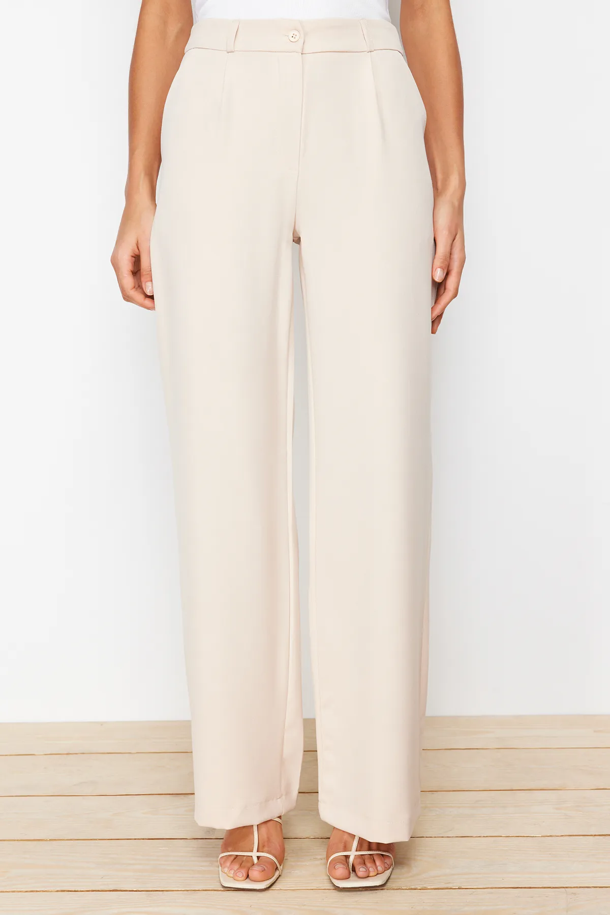 Trendyol Collection  Steinfarbene, plissierte Webhose mit hoher Taille und weitem Bein und weitem Bein TWOAW21PL0076
