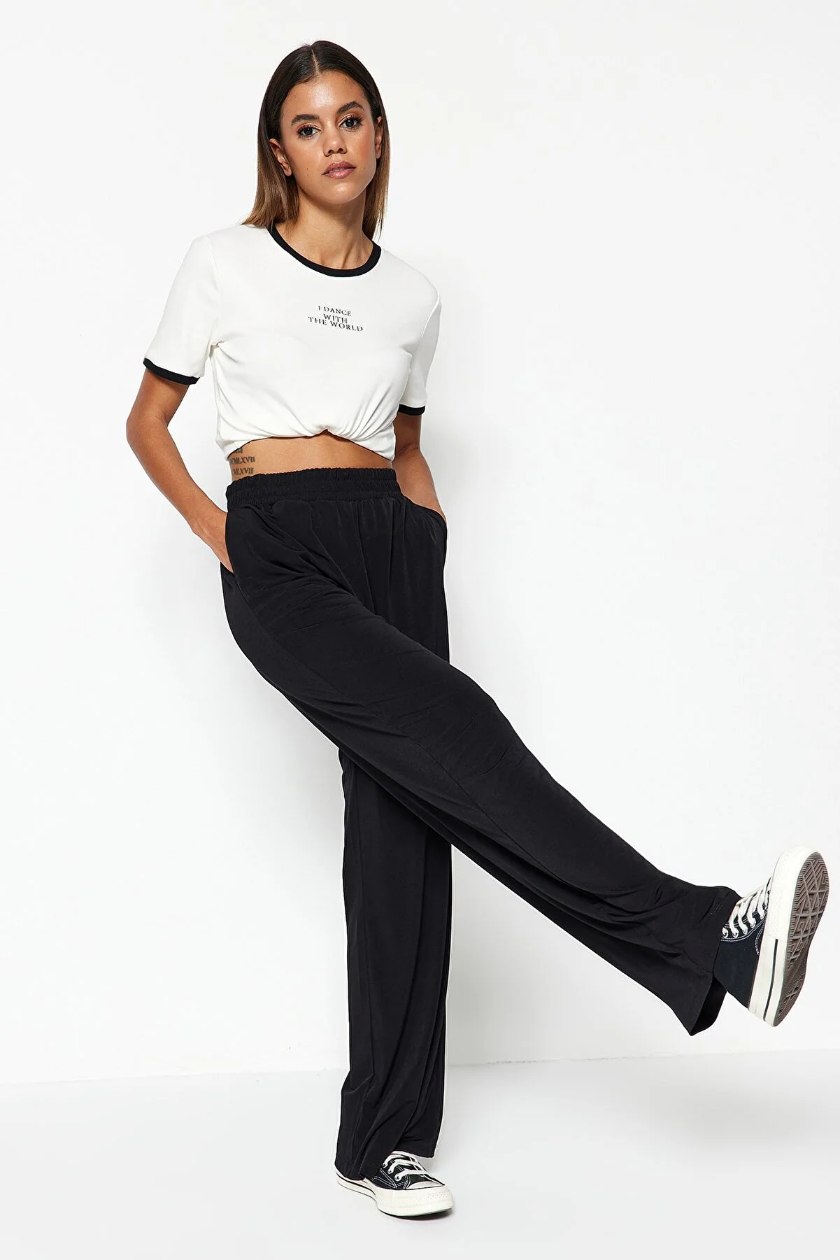 Trendyol Collection  Schwarze, weit geschnittene, locker geschnittene, dehnbare Strickhose mit hoher Taille TWOSS23PL00129