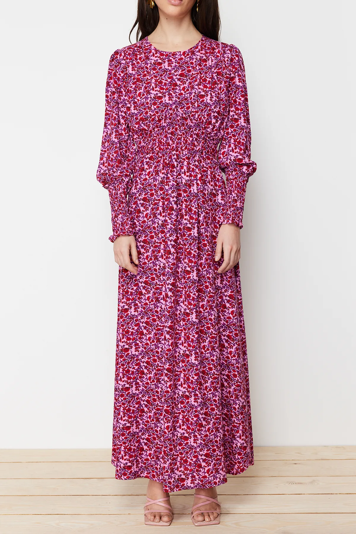 Trendyol Modest  Rosafarbenes Kleid aus gewebter Viskose mit Blumenmuster und Taillenöffnung TCTSS24EB00093