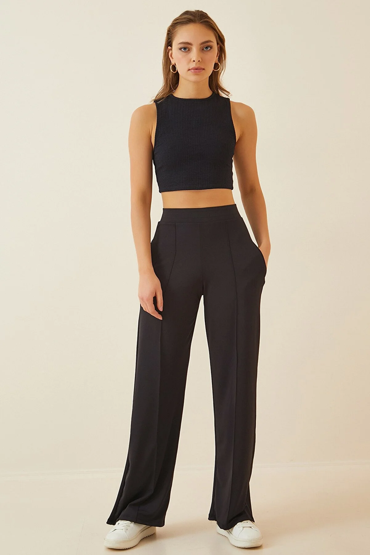 Happiness İstanbul  Schwarze, dehnbare Jogginghose mit hoher Taille für Damen BF00030
