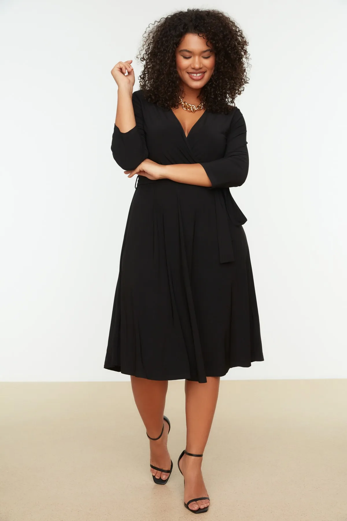 Trendyol Curve  Schwarzes A-Linien-Strickkleid mit Gürtel TBBSS22AH0176