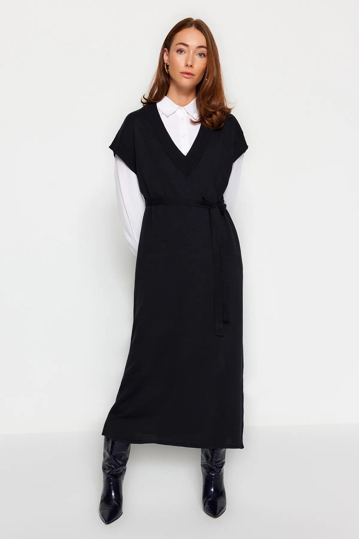 Trendyol Modest  Marineblaues langes Strickpulloverkleid mit Gürtel TCTAW24UV00020