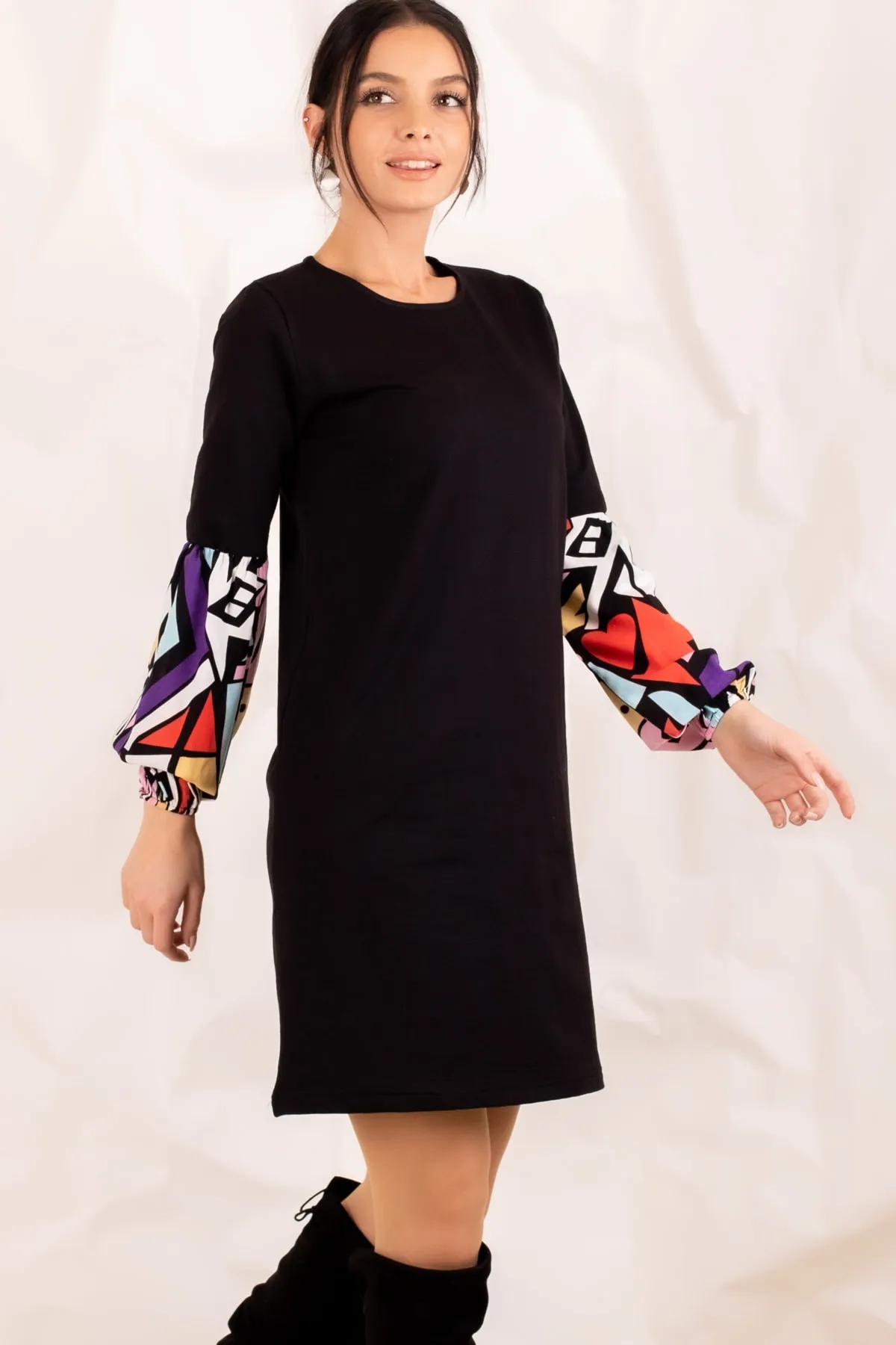 armonika  Schwarzes Damenkleid mit geometrischem Muster und Ballonärmeln ARM-20K001099
